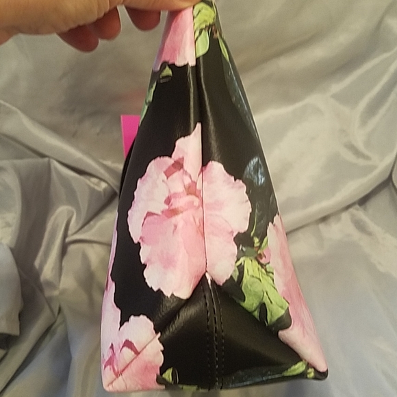 Betsey Johnson printed pebble wristlet NWT - Picture 3 of 5